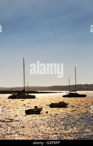 Segelschiffe in Alvor Hafen bei Sonnenuntergang, Alvor, Algarve, Portugal Europa Stockfoto