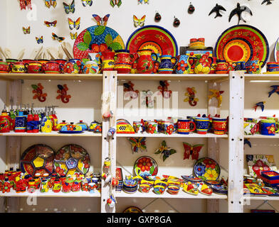 Traditionelle bunte Algarve Keramik zum Verkauf, Lagos, Algarve Portugal Europa Stockfoto