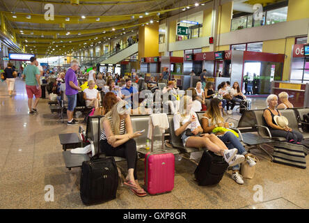 Reisende sitzen in der Abflug-lounge, Faro Flughafen Faro, Algarve, Portugal, Europa Stockfoto