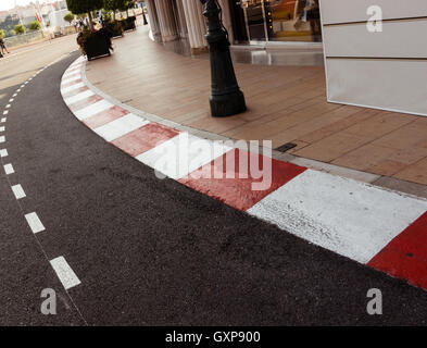 Auto Rennen Asphalt und Bordstein auf Grand Prix von Monaco Monte Carlo Stadtkurs. Stockfoto