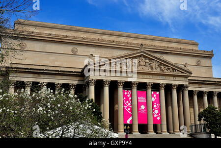 Washington, DC: Die klassische Fassade und reich verzierte Giebelfeld Flachreliefs von 1837 Archiv der Vereinigten Staaten Stockfoto