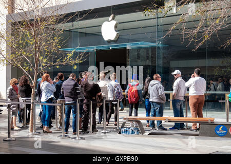 Adelaide, Australien - 16. September 2016: Kunden aufgereiht in der Warteschlange während der Verkaufsstart des IPhone 7 vor Apple Stockfoto