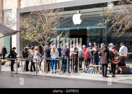 Adelaide, Australien - 16. September 2016: Kunden aufgereiht in der Warteschlange während der Verkaufsstart des IPhone 7 vor Apple Stockfoto