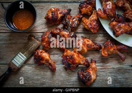 Hähnchenflügel mit geräuchertem Bbq-Sauce für Bad Stockfoto