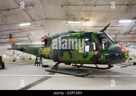 Hubschrauber der schwedischen Armee UH-1B im Flugmuseum Aeroseum in einem alten unterirdischen Militärstützpunkt in der Nähe von Göteborg ausgestellt. Stockfoto