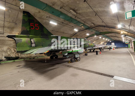 Schwedische Saab Viggen Kampfjet auf dem Display in das Aeroseum Aviation Museum in einem alten militärischen unterirdische Basis in der Nähe von Göteborg. Stockfoto