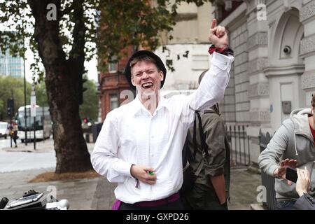 Lauri Love, der US-Regierung Computer hacken beschuldigt wird, kommt in Westminster Magistrates' Court wo soll er herausfinden, ob er aus Großbritannien stehen ausgeliefert wird Testversion. Stockfoto