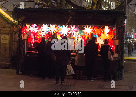 Teil der großen Weihnachtsmarkt in Kaufingerstrasse, Münchens teuerste Einkaufsstraße in Deutschland Stockfoto