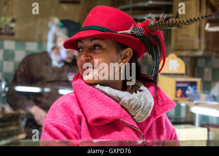 Mitglied der Rechtsanwaltskammer Personal mit bayerischen gefiederten hüten mit Glühwein in einer der vielen Holzhütten in München Weihnac Stockfoto