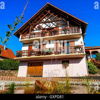 Schöne Pension im Elsass/Frankreich. Dekoration im alpinen Stil. Sonniger Tag, lebendigen Farben. Stockfoto