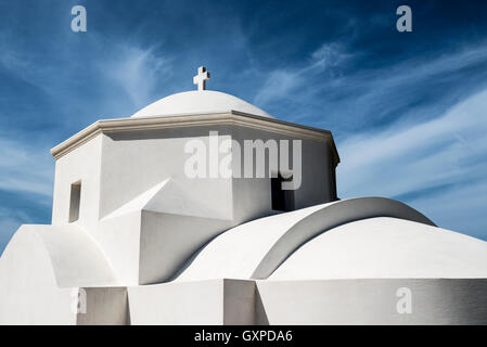 Kleine weiße Kapelle in der Nähe von Olympos Dorf auf der Insel Karpathos, Griechenland Stockfoto