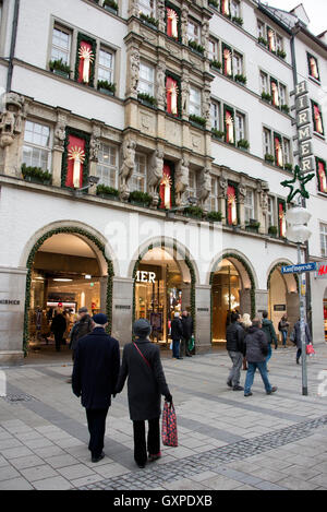 Das Kaufhaus Hirmer mit Weihnachtsschmuck in Kaufingerstrasse, Münchens teuerste Einkaufsstraße dekoriert Stockfoto