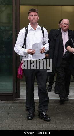 Lauri Love, der US-Regierung Computer hacken beschuldigt wird, verlässt Westminster Magistrates' Court, London, mit Vater Rev Alexander Love (rechts) wo ein Richter entschied, dass er in die USA von Großbritannien stehen ausgeliefert werden kann Testversion. Stockfoto