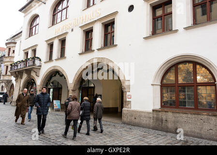 Der Haupteingang der berühmten Hofbräuhaus Bier Hall am Am Platzl in der Altstadt von München in Deutschland. Es ist das original b Stockfoto