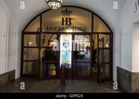 Der Haupteingang der berühmten Hofbräuhaus Bier Hall am Am Platzl in der Altstadt von München in Deutschland. Es ist das original b Stockfoto