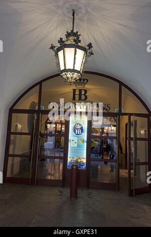 Der Haupteingang zum berühmten Hofbräuhaus am Platzl befindet sich in der Münchner Altstadt. Es ist das Original b Stockfoto