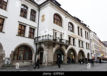 Der Haupteingang der berühmten Hofbräuhaus Bier Hall am Am Platzl in der Altstadt von München in Deutschland. Stockfoto