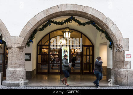 Der Haupteingang der berühmten Hofbräuhaus Bier Hall am Am Platzl in der Altstadt von München in Deutschland. Es ist das original b Stockfoto