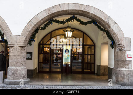 Der Haupteingang der berühmten Hofbräuhaus Bier Hall am Am Platzl in der Altstadt von München in Deutschland. Es ist das original b Stockfoto