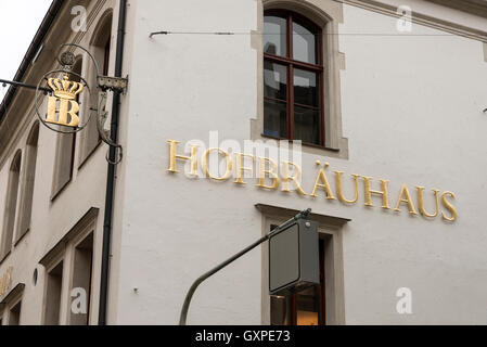 Der Haupteingang der berühmten Hofbräuhaus Bier Hall am Am Platzl in der Altstadt von München in Deutschland. Es ist das original b Stockfoto