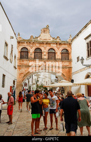 Ostuni, Italien - 17.08.2016: Historisches Zentrum von Ostuni mit touristischen Stockfoto