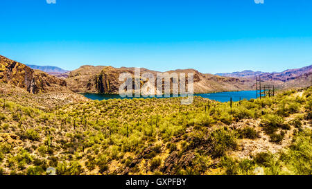 Canyon Lake und die Wüstenlandschaft des Tonto National Forest auf dem Apache Trail in Arizona, USA Stockfoto