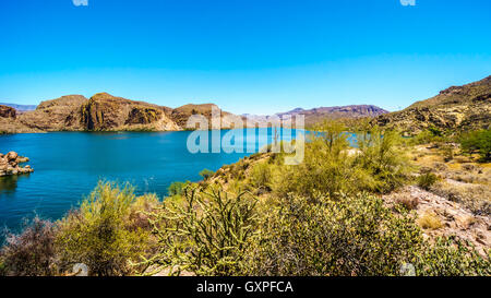 Canyon Lake und die Wüstenlandschaft des Tonto National Forest auf dem Apache Trail in Arizona, USA Stockfoto
