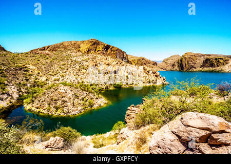 Canyon Lake und die Wüstenlandschaft des Tonto National Forest auf dem Apache Trail in Arizona, USA Stockfoto
