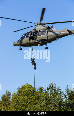 Ausübung eines SWAT-Teams, deutsche Polizei, anti-Terror-Polizei-Einheit, schnell von einem Hubschrauber Abseilen, Stockfoto