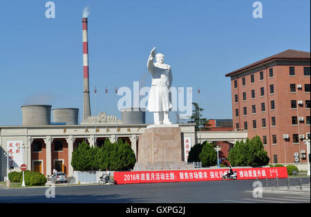 Vorsitzender Mao Zedong vor YTO(Luoyang) Diesel Motor Co., Ltd. steht eine Statue des späten in Luoyang, Provinz Henan, China. Stockfoto