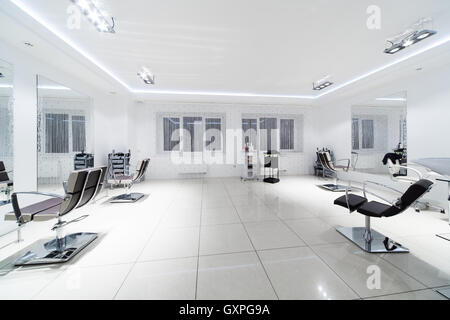 Stühle und Spiegel in modernen Friseur Stockfoto