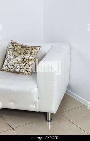 weißes Ledersessel in einer modernen Wohnung Stockfoto