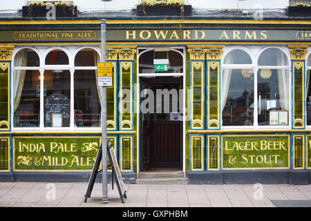 Fliesen traditionelle uk Pub vorne außen Carlisle, Cumbria Attraktivität Keramik Glanz dekorativ verziert Howard Arme grün Stockfoto