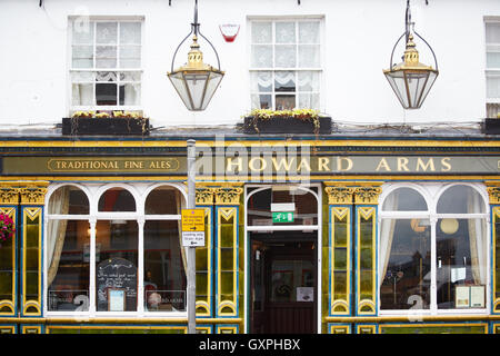 Fliesen traditionelle uk Pub vorne außen Carlisle, Cumbria Attraktivität Keramik Glanz dekorativ verziert Howard Arme grün Stockfoto