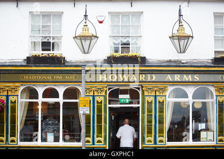 Fliesen traditionelle uk Pub vorne außen Carlisle, Cumbria Attraktivität Keramik Glanz dekorativ verziert Howard Arme grün Stockfoto