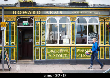 Fliesen traditionelle uk Pub vorne außen Carlisle, Cumbria Attraktivität Keramik Glanz dekorativ verziert Howard Arme grün Stockfoto