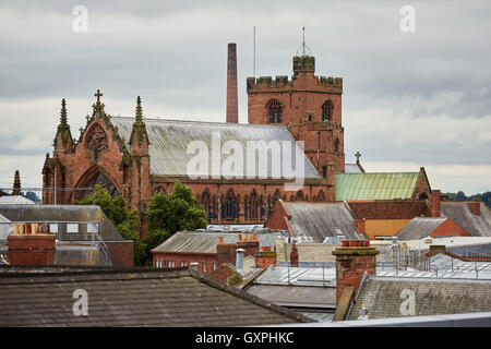 Carlisle historischen Markthalle Cumbria frühen Kathedrale-Kirche der Heiligen und ungeteilten Dreifaltigkeit über historische Dächer ein Stockfoto