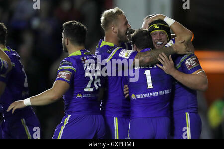 Warrington Wolves' Chris Hill (rechts) feiert seinen Versuch gegen Wigan Warriors, während die Super-8-Matches im Halliwell Jones Stadium, Warrington. Stockfoto