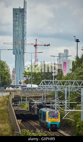 Ankunft Salford Train Beetham Tower lokalen Zug Überschrift aus Manchester verlassen Transport Transporter Transport transport Stockfoto