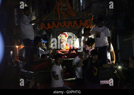 Kathmandu, Nepal. 16. Sep, 2016. Lebendigen Gott als Herrn Bhairav sieht während Wagen Prozession zur Feier des Indrajatra Festival in Hanuman Dhoka Durbar Square in Kathmandu, Nepal. Indra Jatra ist ein acht-Tage-Festival mit einem Wagen-Umzug, gewidmet der Göttin Kumari, Lord Ganesh sowie Bhairav und verehren Indra, der König der Götter. Bildnachweis: Archana Shrestha/Pacific Press/Alamy Live-Nachrichten Stockfoto