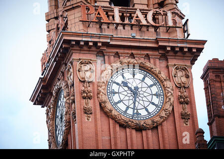 Landmark Manchester Palace Hotel Uhr rotem Backstein Uhrturm Gesicht Zeit Zeichen palastartigen viktorianischen Nahaufnahme detail verzierten historischen Stockfoto