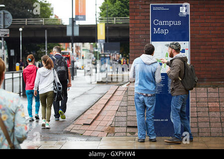 MMU Campus Karte Straße Universität Manchester Metropolitan University traf Blick auf Karte verloren Reiseziel suchen Suche nach studen Stockfoto