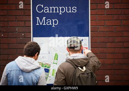 MMU Campus Karte Straße Universität Manchester Metropolitan University traf Blick auf Karte verloren Reiseziel suchen Suche nach studen Stockfoto