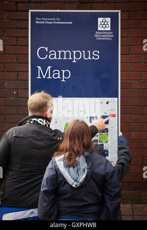 MMU Campus Karte Straße Universität Manchester Metropolitan University traf Blick auf Karte verloren Reiseziel suchen Suche nach studen Stockfoto