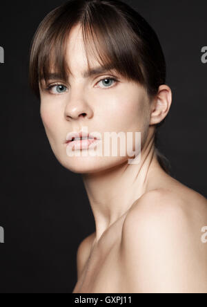 Schöne Frau natürliche Hautpflege. Natürliche Porträt. Gesund verlassen. Klassische Fotografie Stockfoto