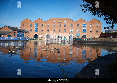 Portland-Becken Kanal Boote Schornstein Lyne Dukinfield Junction Peak Forest Canal Ashton Canal Huddersfield schmaler Stockfoto