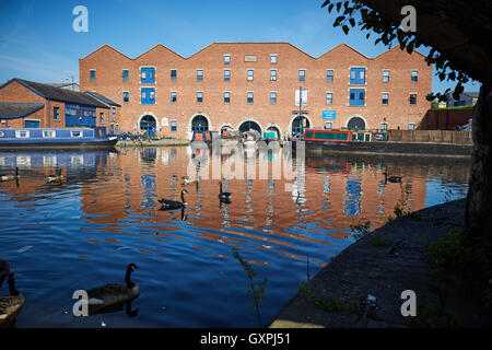 Portland-Becken Kanal Boote Schornstein Lyne Dukinfield Junction Peak Forest Canal Ashton Canal Huddersfield schmaler Stockfoto