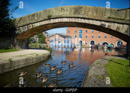 Portland-Becken Kanal Boote Schornstein Lyne Dukinfield Junction Peak Forest Canal Ashton Canal Huddersfield schmaler Stockfoto