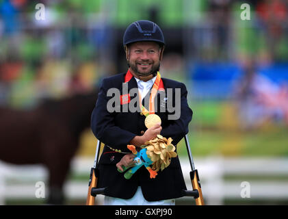 Großbritanniens Lee Pearson feiert mit der Gold-Medaille für Grade IB unabhängige Freestyle Test während der neunte Tag der Rio Paralympischen Spiele 2016 in Rio De Janeiro, Brasilien. Stockfoto