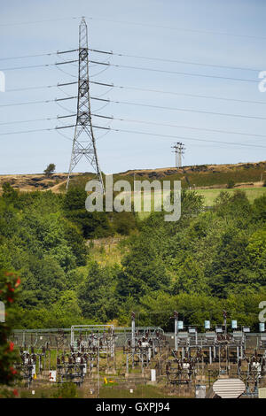 Strom Pylon elektrischer Energie Übertragung Turm macht Turm Strom hohe Konstruktion aus Stahl Hochspannungs-AC und DC syste Stockfoto